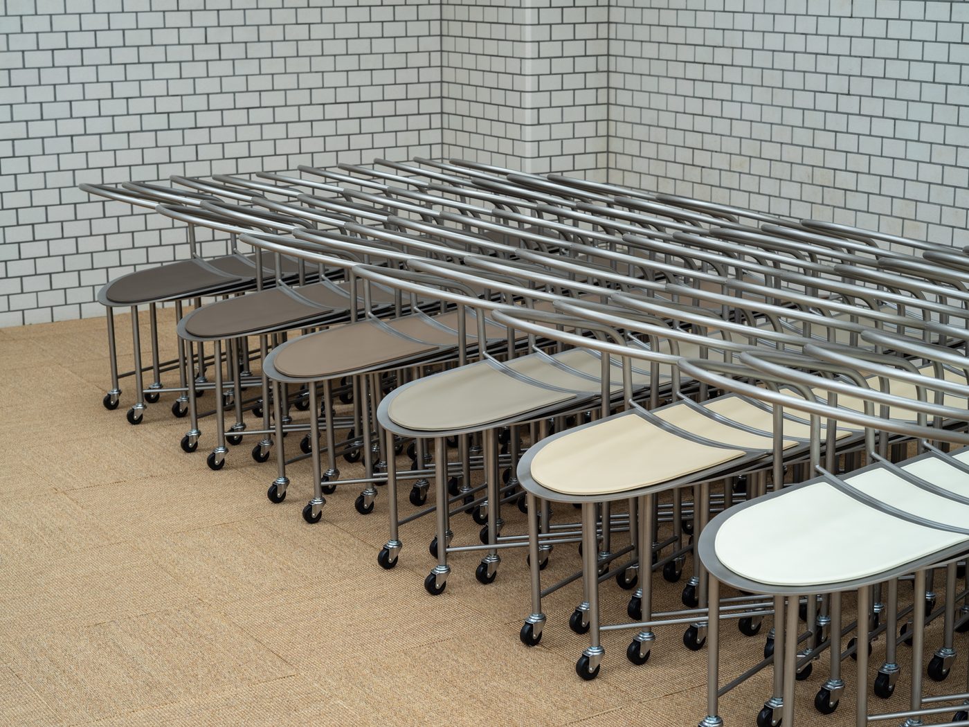 ホールの壁際に列ごとに寄せて連結されたTRAIN CHAIR