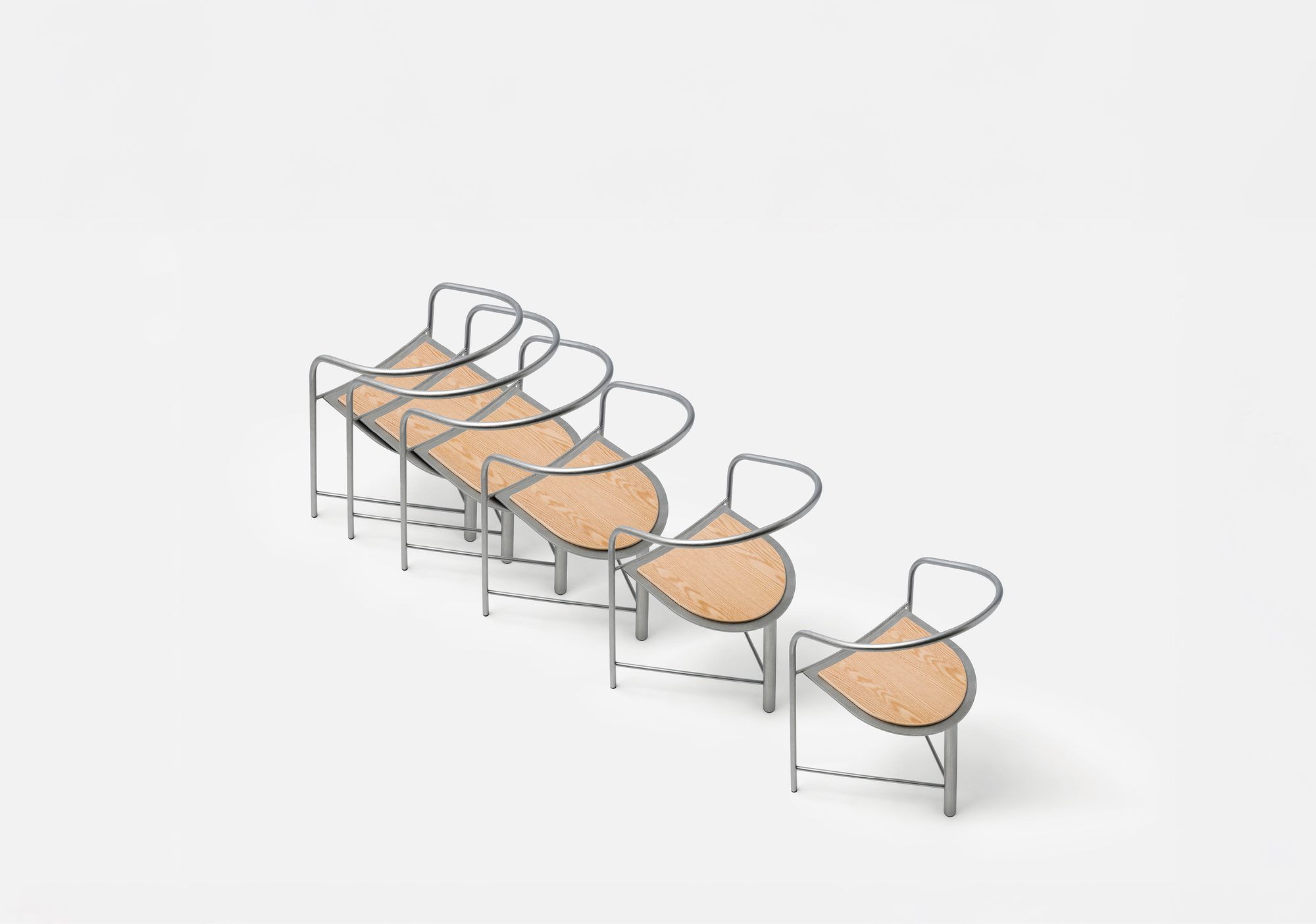 木座面のTRAIN CHAIRを前後に重ねて並べた様子