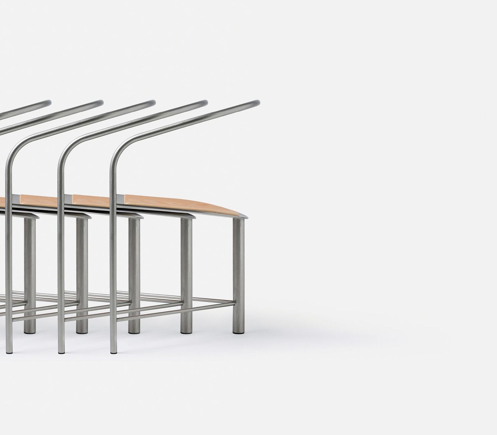 前後に重ねたTRAIN CHAIRの側面。背もたれのパイプが等間隔に並ぶ